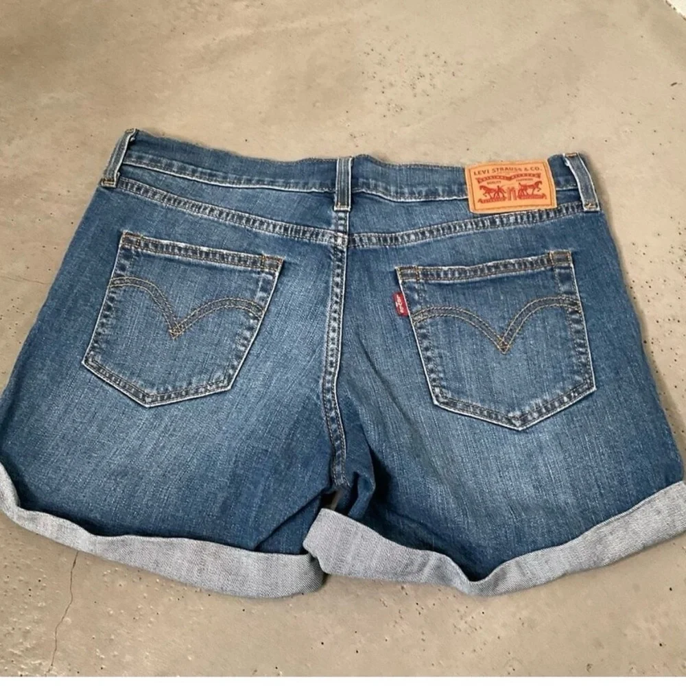 Levi’s Denim cuffed Jean Shorts Distressed Ripped Blue Mid Wash Size 28
